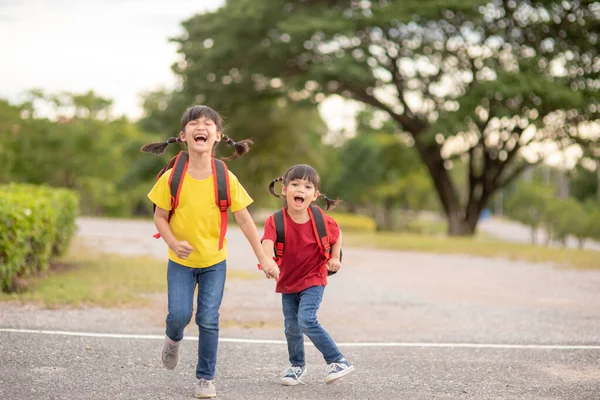 Cute Azjatyckie Dzieci Trzymając Się Razem Podczas Chodzenia Szkoły — Zdjęcie stockowe