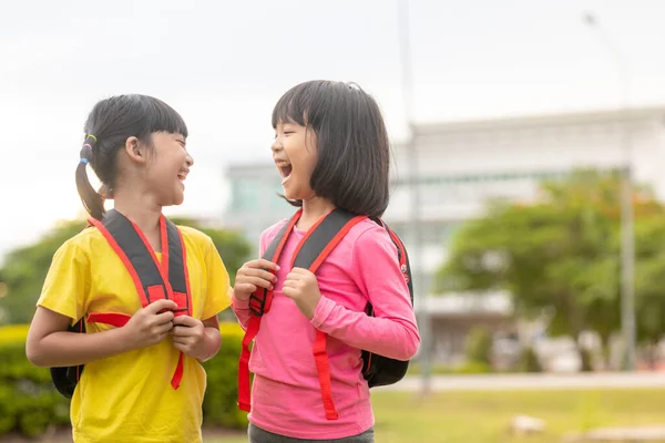 Retourne École Deux Mignon Asiatique Enfant Filles Avec École Sac — Photo