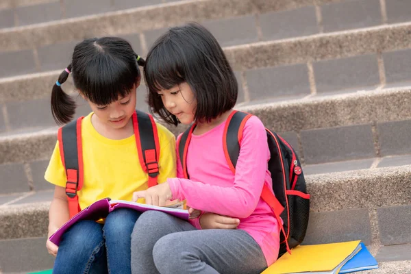 Two Little Girl Reading Book Together Adorable Asian Kids Enjoying — Zdjęcie stockowe