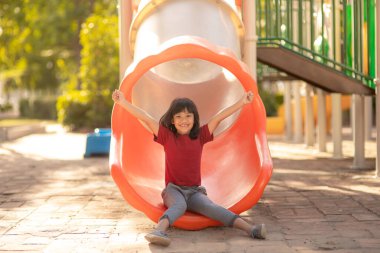 Çocuk parkında aktif küçük bir kız