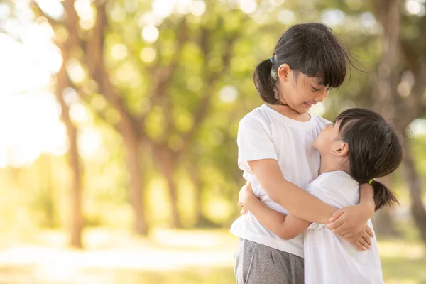 Two Asian Little Child Girls Hugging Each Other Love Garden — Fotografia de Stock