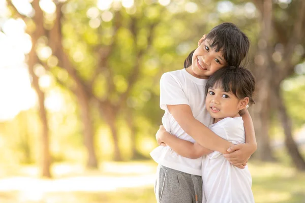 Two Asian Little Child Girls Hugging Each Other Love Garden — Fotografia de Stock