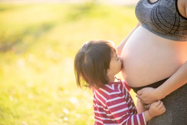 Lycklig Familj Gravid Mor Och Dotter Liten Flicka Barn Solljuset — Stockfoto