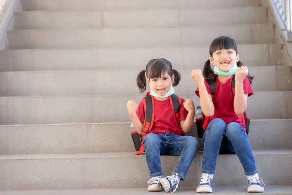 Asiatique Frère Avec Masque Facial Retourner École Après Covid Quarantaine — Photo