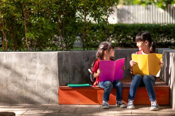Dwie Piękne Dziewczynki Czytające Książki Ogrodzie Koncepcja Edukacji — Zdjęcie stockowe