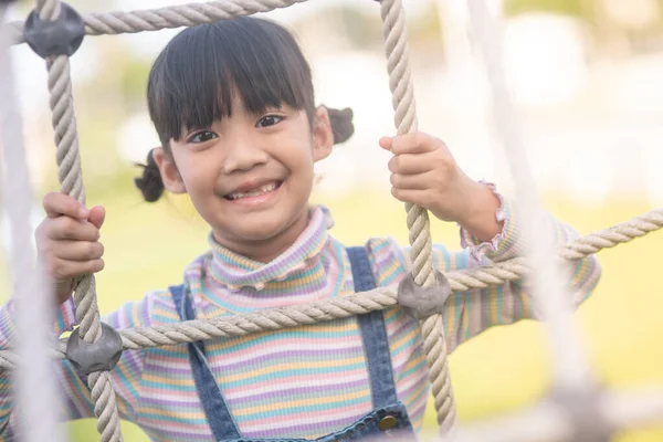 Słodkie Dzieci Azji Dziewczyna Wspinaczka Linowym Placu Zabaw Struktury Parku — Zdjęcie stockowe