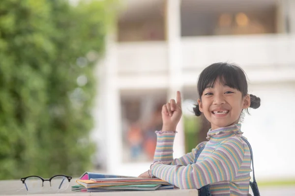 Masada Kitap Okuyan Mutlu Asyalı Kız — Stok fotoğraf