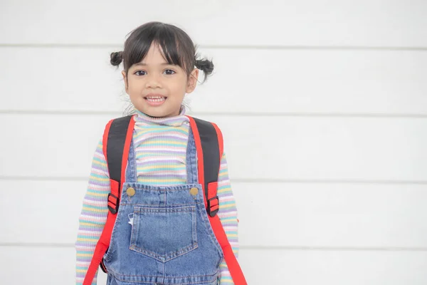 白色背景的快乐的亚洲小孩的画像 — 图库照片