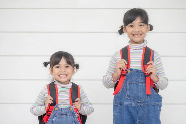 Wracać Szkoły Dwie Słodkie Azjatyckie Dziewczynki Torbami Szkolnymi Trzymając Książkę — Zdjęcie stockowe