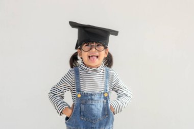 Mezuniyet şapkasıyla mezun olan mutlu Asyalı öğrenci.