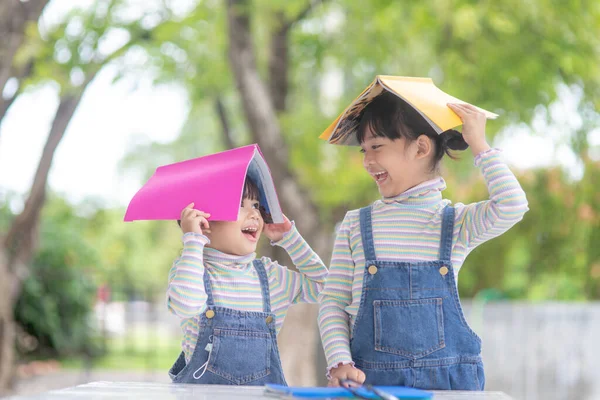 Cute Azjatyckie Dzieci Czytając Książkę Stole — Zdjęcie stockowe