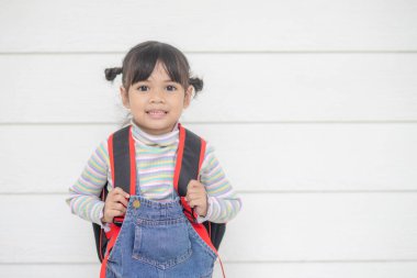 Beyaz arka planda mutlu küçük Asyalı çocuk portresi