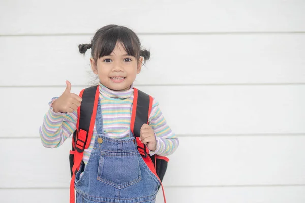 Küçük Sevimli Asyalı Kız Portresi Şişmiş Reklam Konsepti Beyaz Arka — Stok fotoğraf
