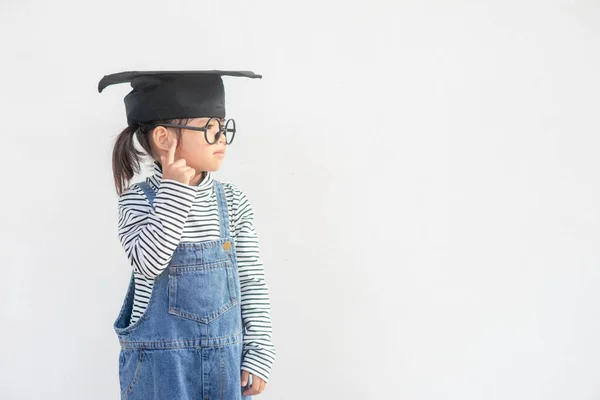 Felice Asiatico Scuola Bambino Laureato Pensiero Con Laurea Cap — Foto Stock