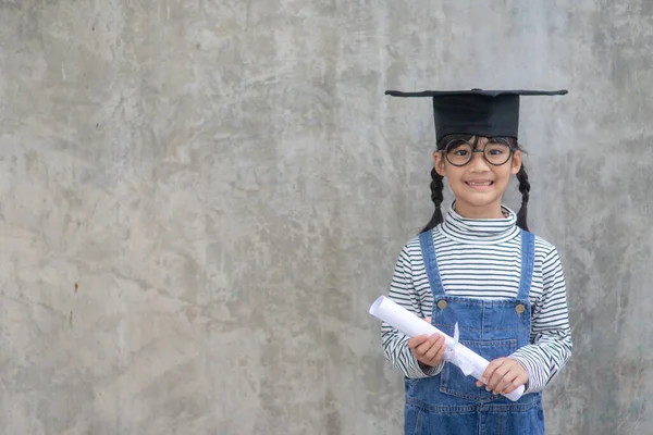 快乐的亚洲学童毕业于毕业典礼 — 图库照片