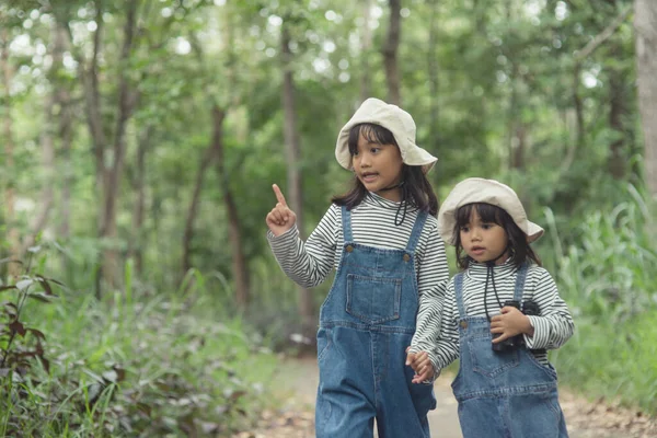 Crianças Estão Indo Para Acampamento Família Floresta Caminhe Longo Rota — Fotografia de Stock