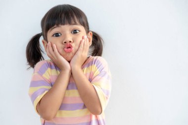 Güzel görünümlü, sevimli, sevimli, neşeli, neşeli zeki kızın yeni bir fikir ürettiği yakın plan portresi. Fotokopi uzayının izole edilmiş beyaz arkaplanı hayal et.