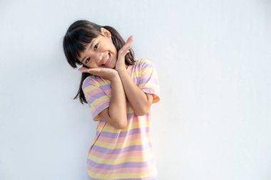 Güzel görünümlü, sevimli, sevimli, neşeli, neşeli zeki kızın yeni bir fikir ürettiği yakın plan portresi. Fotokopi uzayının izole edilmiş beyaz arkaplanı hayal et.