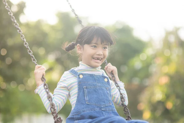 Feliz Pouco Ásia Menina Jogar Swing Livre Parque — Fotografia de Stock