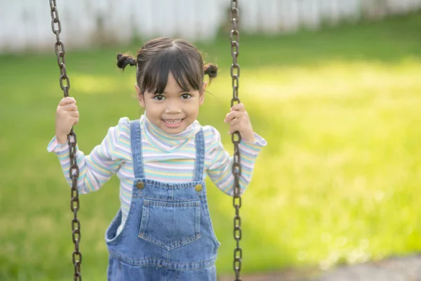 Feliz Pouco Ásia Menina Jogar Swing Livre Parque — Fotografia de Stock