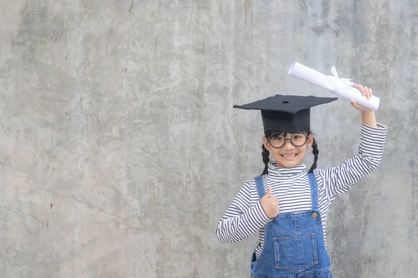 Mezuniyet Şapkası Takan Beyaz Arka Planda Diploması Olan Asyalı Küçük — Stok fotoğraf