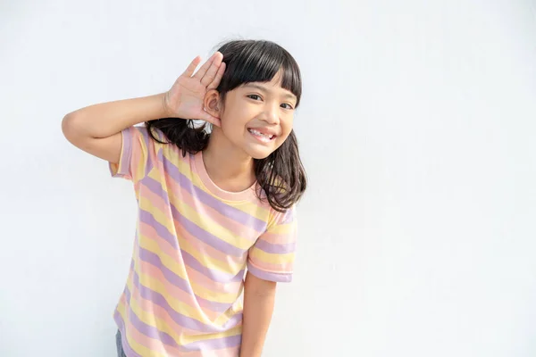 Menina Asiática Segura Sua Mão Perto Sua Orelha Ouvintes Dia — Fotografia de Stock
