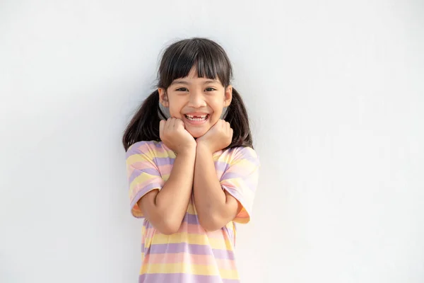 Портрет Щасливої Усміхненої Дівчинки Ізольованої Білому Тлі — стокове фото