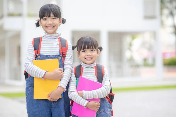 Retourne École Deux Mignon Asiatique Enfant Filles Avec École Sac — Photo