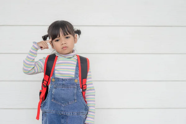 从白人背景看可爱的亚洲女孩的画像 — 图库照片