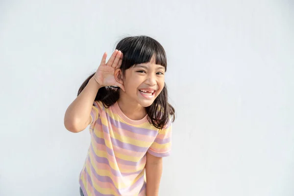 Маленька Азіатська Дівчинка Тримає Руку Біля Свого Вуха Слухання День — стокове фото