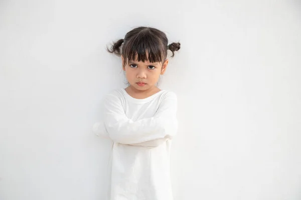 对白人背景 手势和手势概念感到愤怒的小女孩 — 图库照片