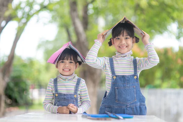 Lindos Niños Asiáticos Leyendo Libro Sobre Mesa —  Fotos de Stock