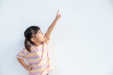 Şuraya bak. Beyaz Arkaplan Üzerinde Uzayı İşaretleyen Öğrenci Kız. 