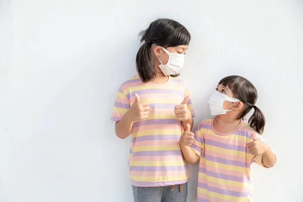 Hermanito Niña Usando Una Máscara Para Detener Brote Coronavirus Cuarentena —  Fotos de Stock