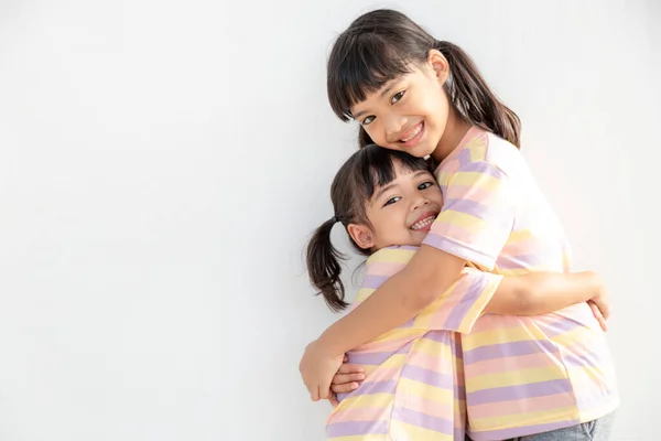 Bonito Feliz Asiático Irmãos Abraçando Abraço Sentimento Amor Conexão Sorrindo — Fotografia de Stock