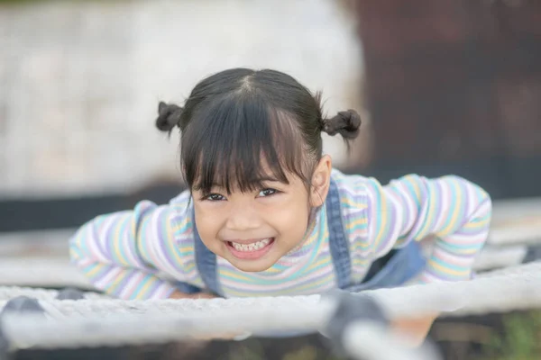 可爱的孩子 亚洲女孩在冒险公园的缆绳操场上攀爬 — 图库照片