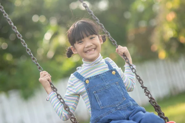 Szczęśliwy Mało Azji Dziewczyna Grać Huśtawka Odkryty Park — Zdjęcie stockowe
