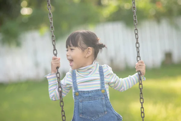 Feliz Niña Asiática Jugando Swing Aire Libre Parque —  Fotos de Stock