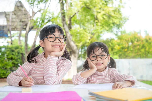 Dwoje Azjatyckich Dzieci Odrabiających Lekcje Domu — Zdjęcie stockowe