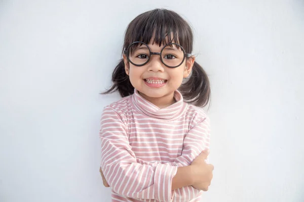 Śmieszne Azji Dziecko Dziewczyna Noszenie Okulary Białym Tle — Zdjęcie stockowe