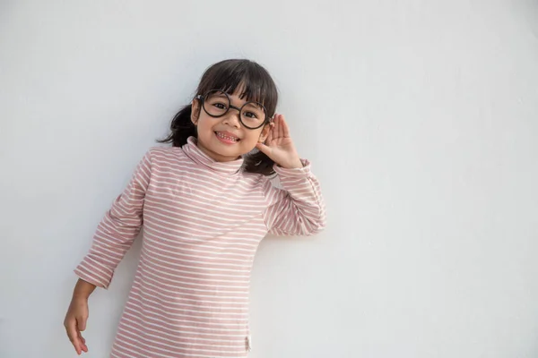 穿着白色背景眼镜的亚洲小女孩 — 图库照片