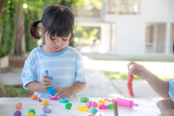 Asiatische Kinder Spielen Mit Formen Aus Ton Und Lernen Spielerisch — Stockfoto