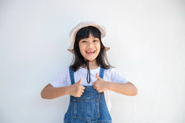 亚洲小孩伸出她的大拇指 高兴地欢呼起来 — 图库照片