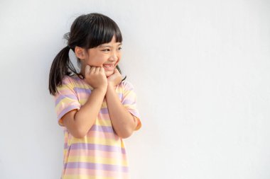 Onun yakın plan portresi. Güzel görünümlü, çekici, sevimli, tatlı, neşeli, neşeli zeki kız. Yeni bir fikir çözümü üretiyor. 