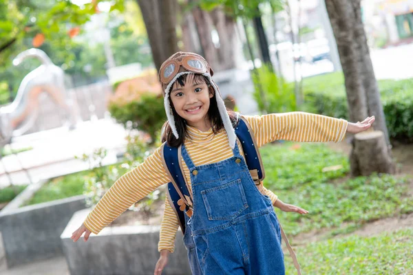 Ένα Χαριτωμένο Κοριτσάκι Ντυμένο Καπέλο Και Γυαλιά Πιλότου Παιδί Ονειρεύεται — Φωτογραφία Αρχείου