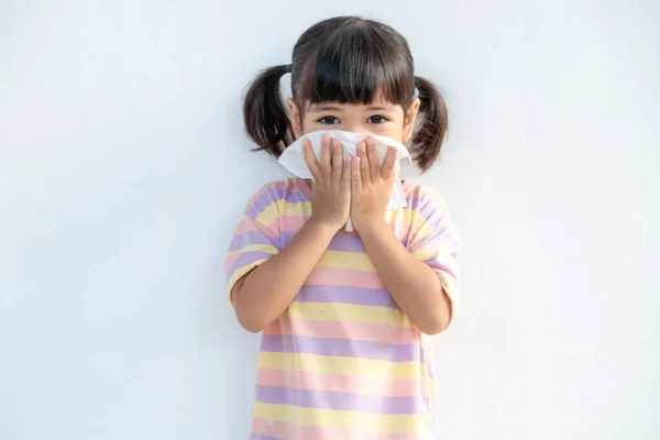 亚洲女孩 鼻子打喷嚏 纸巾咳嗽 病倒了 因为天气 幼儿园和学前班的细菌和病毒很弱 — 图库照片