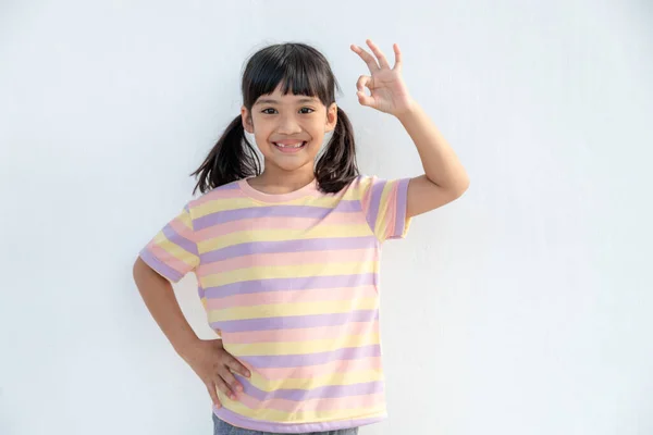 Πορτρέτο Ενός Χαριτωμένου Μικρού Κοριτσιού Που Δείχνει Εντάξει Χειρονομία — Φωτογραφία Αρχείου