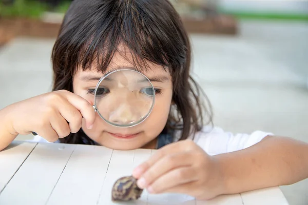 Happy Kid Girl Exploring Nature Magnifying Glass Snail Having Fun — Stock Photo, Image