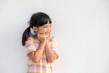 Onun yakın plan portresi. Güzel görünümlü, çekici, sevimli, tatlı, neşeli, neşeli zeki kız. Yeni bir fikir çözümü üretiyor. 