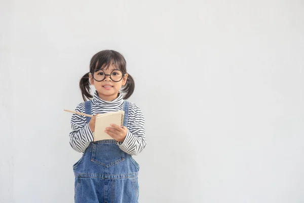 Okula Dönelim Beyaz Arka Planda Gözlüklü Komik Küçük Bir Kız — Stok fotoğraf